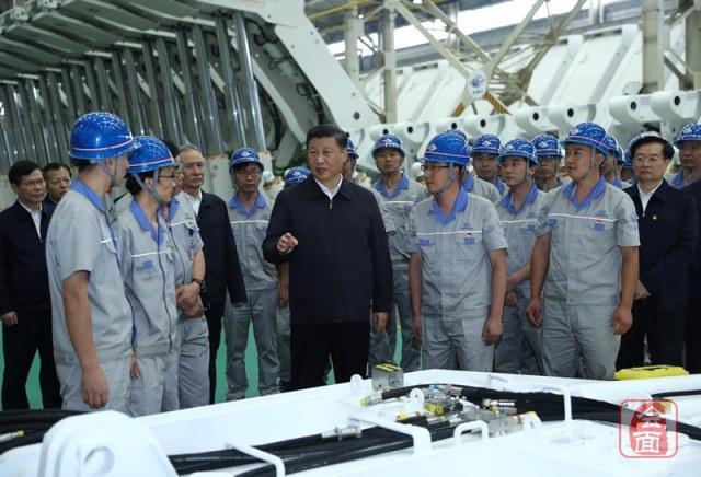 习主席来河南考察调研，习总左手边，是我们3200威尼斯vip机制接本02级校友，郑煤机总装厂厂长苑少冲。